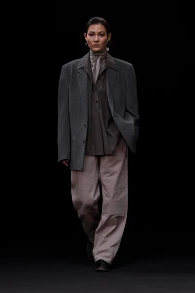 Look 16